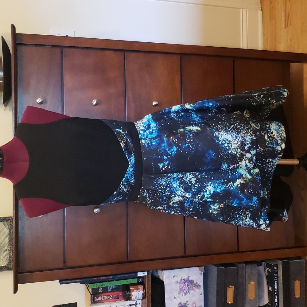 Nha Khanh Elegant Black and Blue Abstract Print Sleeveless Dress; Size 8